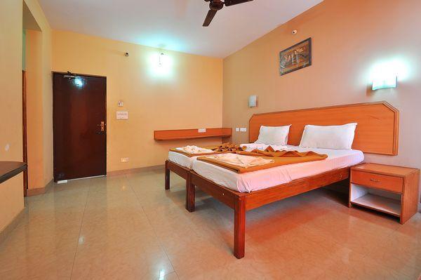 Sreeya Comforts Hotel Мисор Екстериор снимка