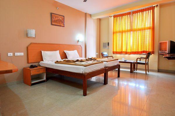 Sreeya Comforts Hotel Мисор Екстериор снимка